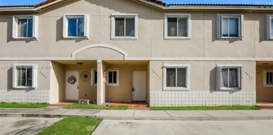 House in Miami, Florida 4 bedrooms, 128.76 sq.m. № 2060294