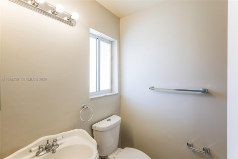 House in Miami, Florida 4 bedrooms, 128.76 sq.m. № 2060294 - photo 16