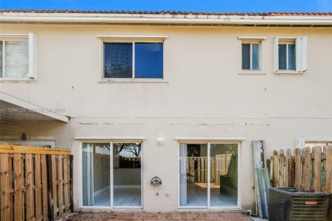 House in Miami, Florida 4 bedrooms, 128.76 sq.m. № 2060294 - photo 18