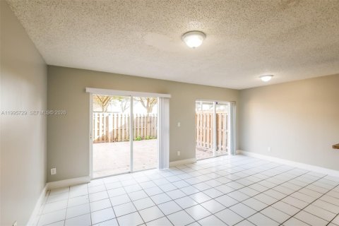 House in Miami, Florida 4 bedrooms, 128.76 sq.m. № 2060294 - photo 3