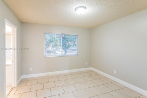 House in Miami, Florida 4 bedrooms, 128.76 sq.m. № 2060294 - photo 8