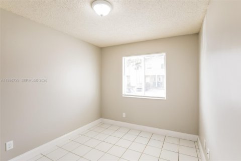 House in Miami, Florida 4 bedrooms, 128.76 sq.m. № 2060294 - photo 10