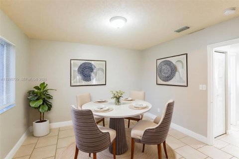 House in Miami, Florida 4 bedrooms, 128.76 sq.m. № 2060294 - photo 7