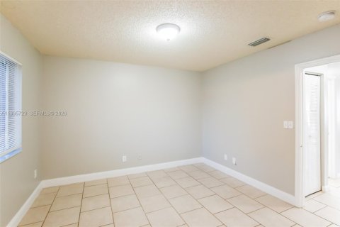 House in Miami, Florida 4 bedrooms, 128.76 sq.m. № 2060294 - photo 6