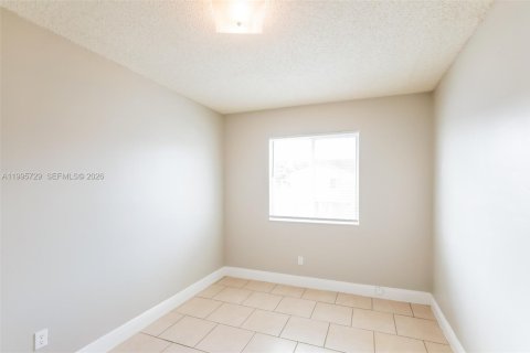 House in Miami, Florida 4 bedrooms, 128.76 sq.m. № 2060294 - photo 13