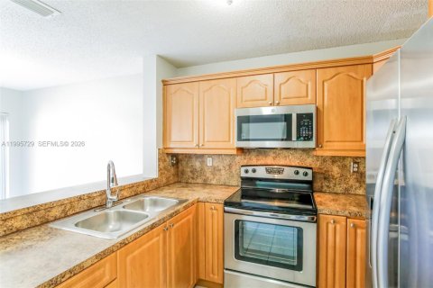 House in Miami, Florida 4 bedrooms, 128.76 sq.m. № 2060294 - photo 9