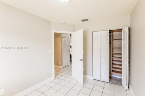 House in Miami, Florida 4 bedrooms, 128.76 sq.m. № 2060294 - photo 12