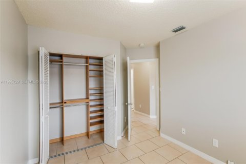 House in Miami, Florida 4 bedrooms, 128.76 sq.m. № 2060294 - photo 14