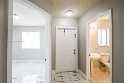 House in Miami, Florida 4 bedrooms, 128.76 sq.m. № 2060294 - photo 2