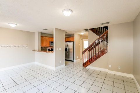 House in Miami, Florida 4 bedrooms, 128.76 sq.m. № 2060294 - photo 5