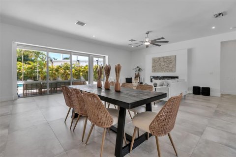 Casa en venta en Sarasota, Florida, 7 dormitorios, 428.74 m2 № 1885213 - foto 8