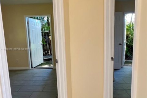 House in Dania Beach, Florida 2 bedrooms, 395.21 sq.m. № 1994575 - photo 15