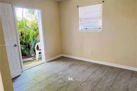House in Dania Beach, Florida 2 bedrooms, 395.21 sq.m. № 1994575 - photo 6