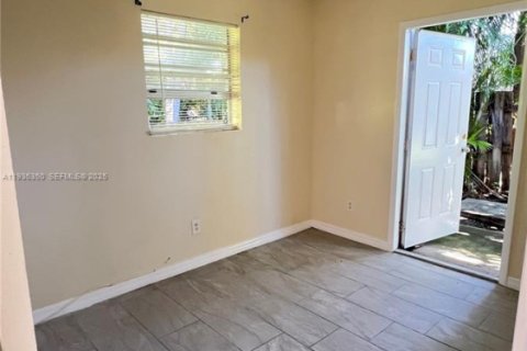 House in Dania Beach, Florida 2 bedrooms, 395.21 sq.m. № 1994575 - photo 24