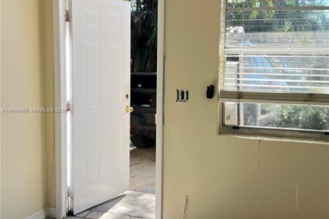 House in Dania Beach, Florida 2 bedrooms, 395.21 sq.m. № 1994575 - photo 3