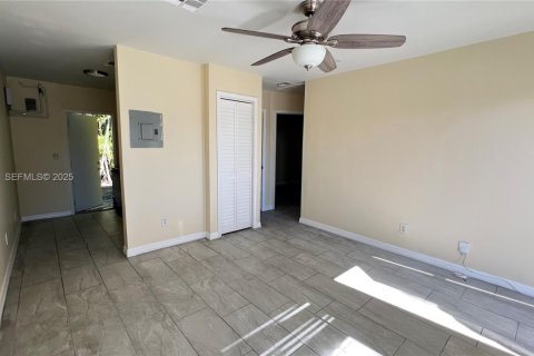 House in Dania Beach, Florida 2 bedrooms, 395.21 sq.m. № 1994575 - photo 5