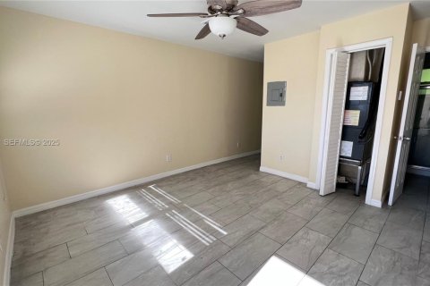 House in Dania Beach, Florida 2 bedrooms, 395.21 sq.m. № 1994575 - photo 8