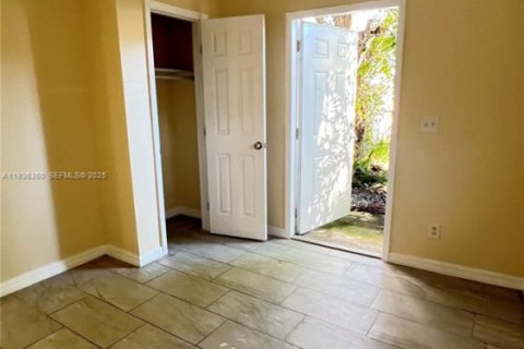 House in Dania Beach, Florida 2 bedrooms, 395.21 sq.m. № 1994575 - photo 21