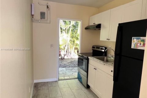 House in Dania Beach, Florida 2 bedrooms, 395.21 sq.m. № 1994575 - photo 13