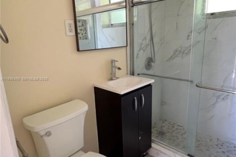 House in Dania Beach, Florida 2 bedrooms, 395.21 sq.m. № 1994575 - photo 16