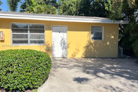 House in Dania Beach, Florida 2 bedrooms, 395.21 sq.m. № 1994575 - photo 1