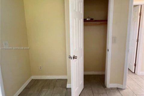 House in Dania Beach, Florida 2 bedrooms, 395.21 sq.m. № 1994575 - photo 22