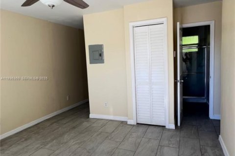 House in Dania Beach, Florida 2 bedrooms, 395.21 sq.m. № 1994575 - photo 10