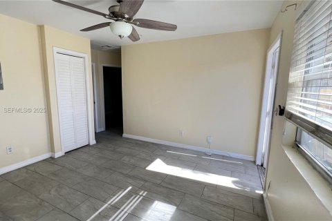 House in Dania Beach, Florida 2 bedrooms, 395.21 sq.m. № 1994575 - photo 7