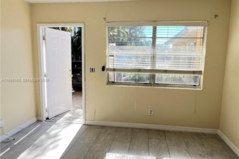 House in Dania Beach, Florida 2 bedrooms, 395.21 sq.m. № 1994575 - photo 4