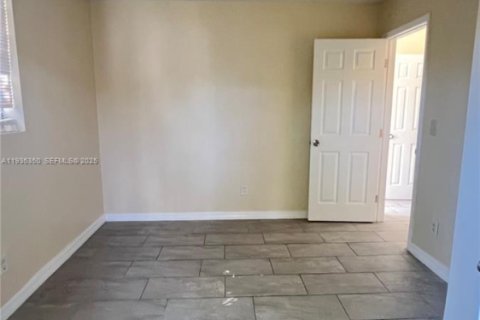 House in Dania Beach, Florida 2 bedrooms, 395.21 sq.m. № 1994575 - photo 19