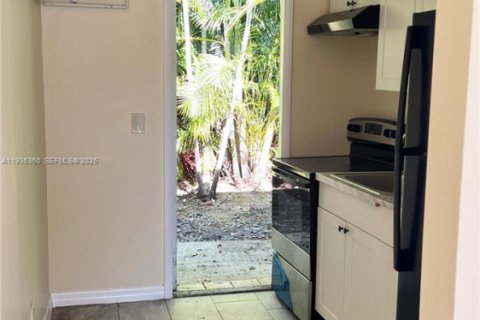 House in Dania Beach, Florida 2 bedrooms, 395.21 sq.m. № 1994575 - photo 12