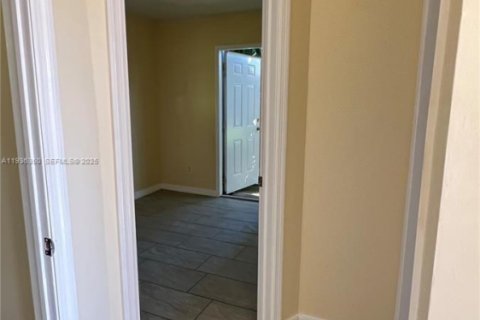 House in Dania Beach, Florida 2 bedrooms, 395.21 sq.m. № 1994575 - photo 14