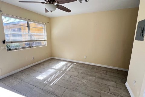 House in Dania Beach, Florida 2 bedrooms, 395.21 sq.m. № 1994575 - photo 9