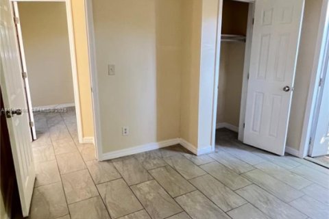 House in Dania Beach, Florida 2 bedrooms, 395.21 sq.m. № 1994575 - photo 25