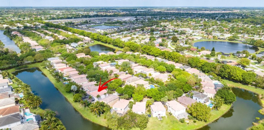 House in Lake Worth, Florida 5 bedrooms, 269.42 sq.m. № 1182022