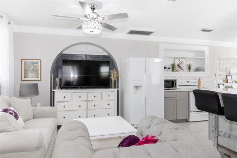 Apartment in Fruitland Park, Florida 2 bedrooms, 133.22 sq.m. № 1854117 - photo 8