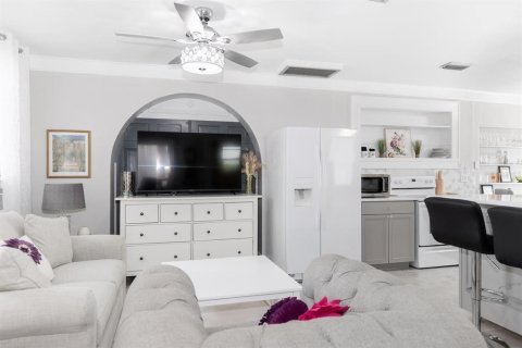 Apartment in Fruitland Park, Florida 2 bedrooms, 133.22 sq.m. № 1854117 - photo 3