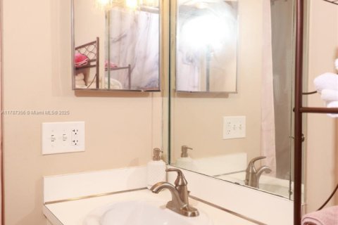 Condominio en alquiler en Lauderhill, Florida, 2 dormitorios, 119.84 m2 № 1958917 - foto 15