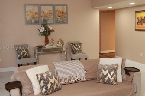 Condominio en alquiler en Lauderhill, Florida, 2 dormitorios, 119.84 m2 № 1958917 - foto 9