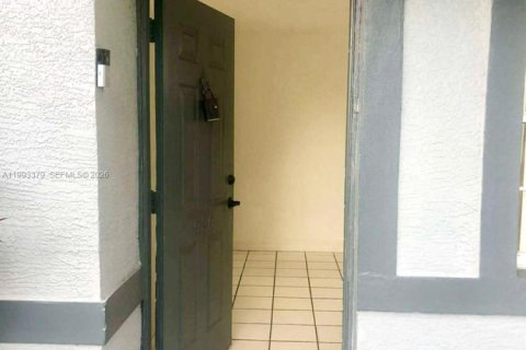 Commercial property in Lake Worth, Florida 2 bedrooms, 69.68 sq.m. № 2057124