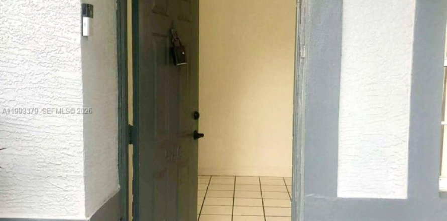 Commercial property in Lake Worth, Florida 2 bedrooms, 69.68 sq.m. № 2057124