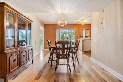 Condo in Zephyrhills, Florida, 2 bedrooms  № 1658806 - photo 18