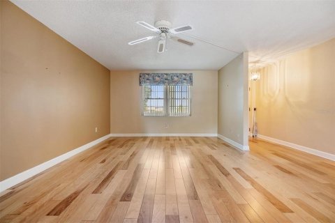 Condo in Zephyrhills, Florida, 2 bedrooms  № 1658806 - photo 15