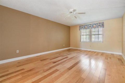 Condo in Zephyrhills, Florida, 2 bedrooms  № 1658806 - photo 12