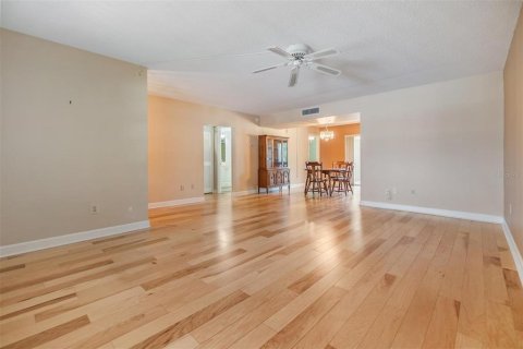 Condo in Zephyrhills, Florida, 2 bedrooms  № 1658806 - photo 13