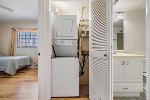 Condo in Zephyrhills, Florida, 2 bedrooms  № 1658806 - photo 11