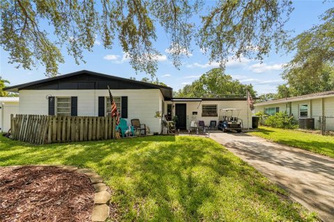 House in Saint Petersburg, Florida 3 bedrooms, 130.53 sq.m. № 2208674 - photo 2
