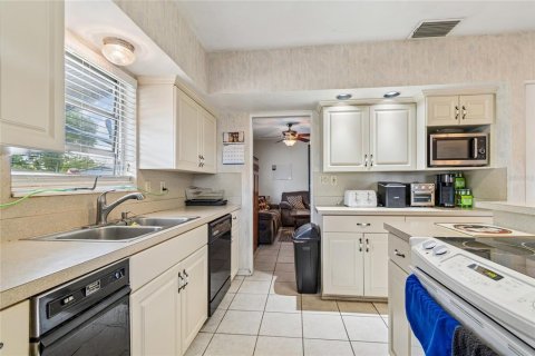 House in Saint Petersburg, Florida 3 bedrooms, 130.53 sq.m. № 2208674 - photo 11