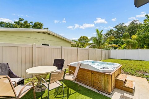 House in Saint Petersburg, Florida 3 bedrooms, 130.53 sq.m. № 2208674 - photo 26