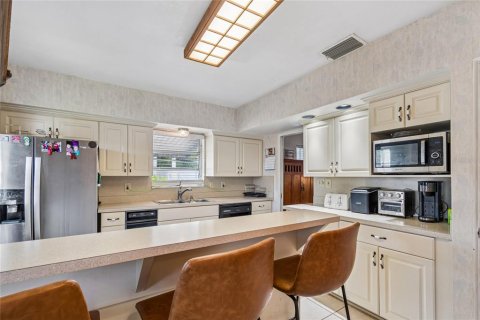 House in Saint Petersburg, Florida 3 bedrooms, 130.53 sq.m. № 2208674 - photo 13
